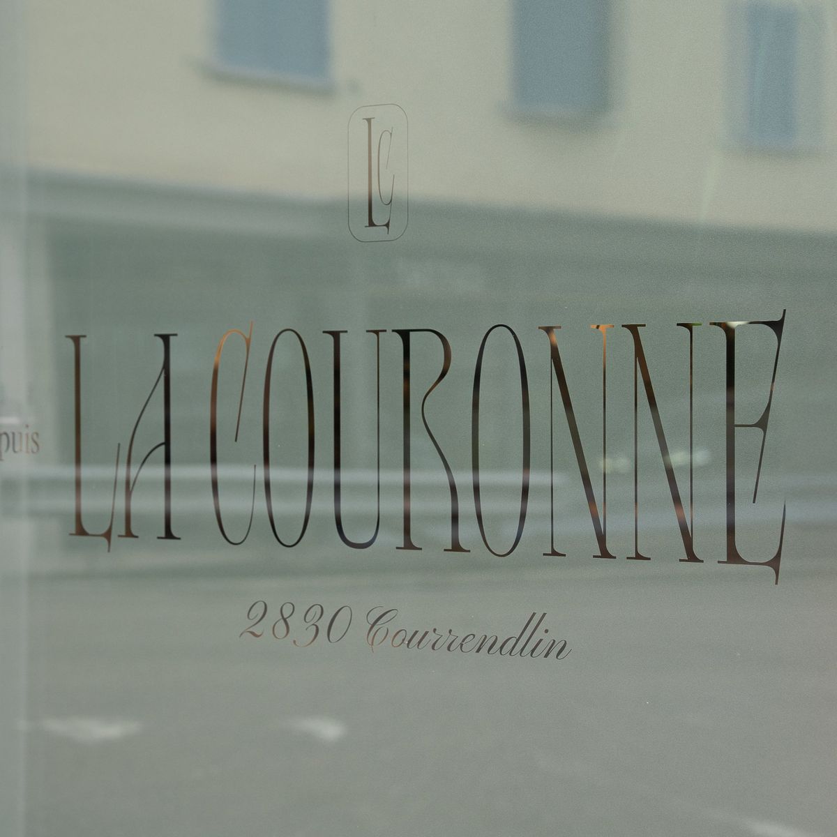 Vitrine gravée au nom de La Couronne