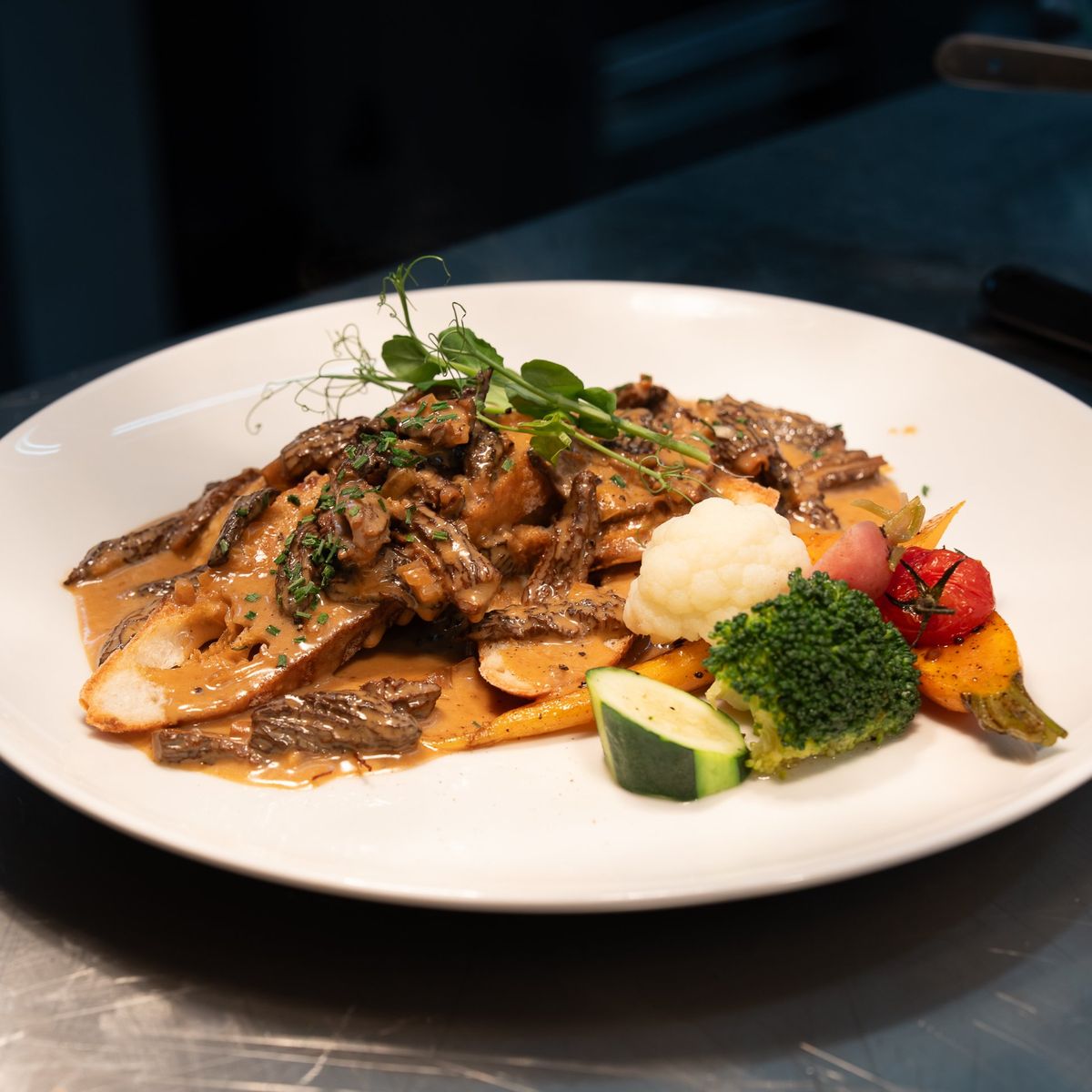 Croûte aux morilles et légumes du moment