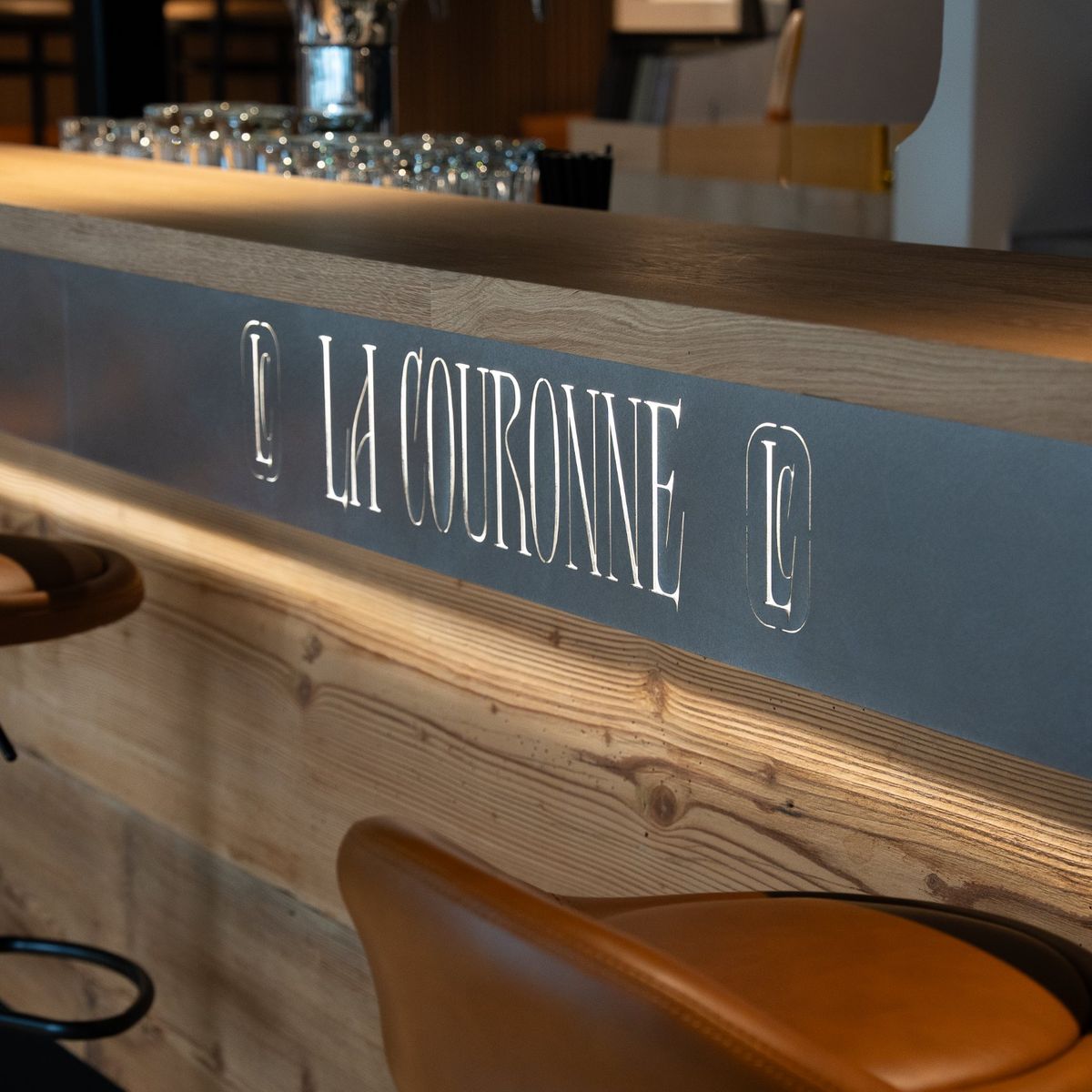 Comptoir en bois et logo rétroéclairé