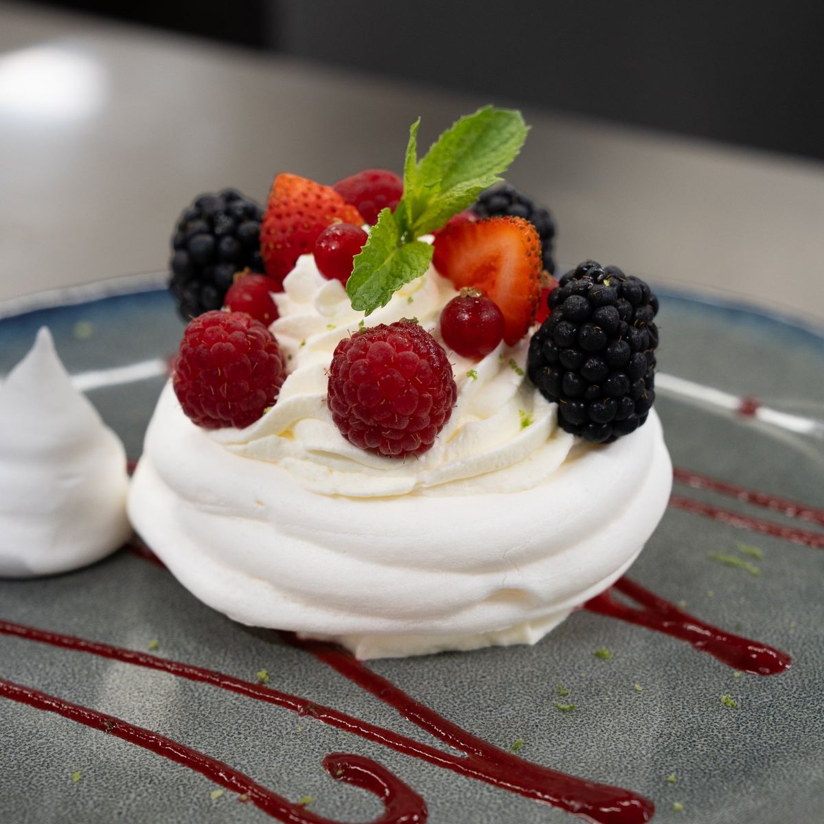 Pavlova aux baies rouges et coulis